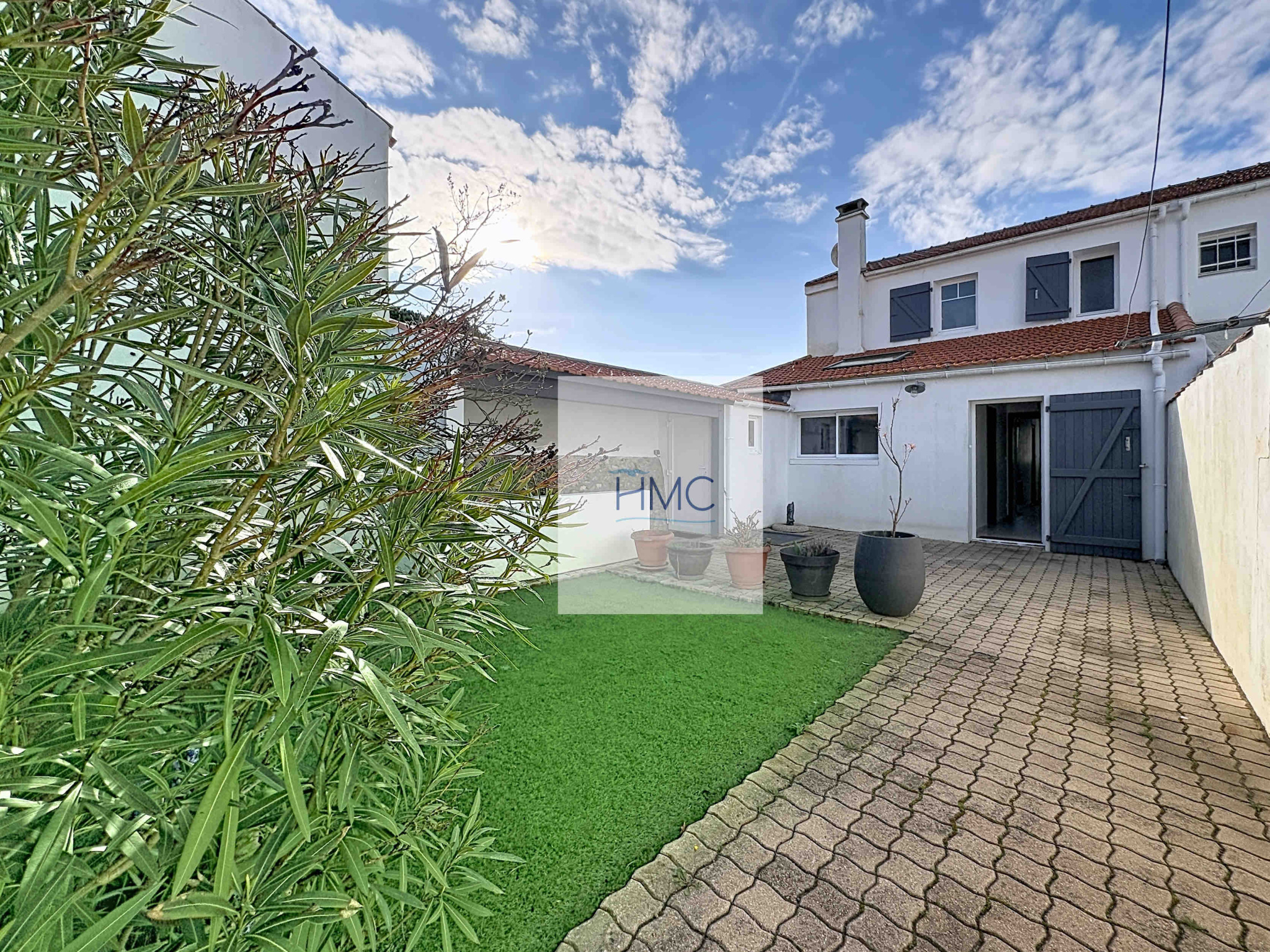 DANS LE CENTRE DU BOURG ET A 300m DE LA PLAGE - MAISON EN TR